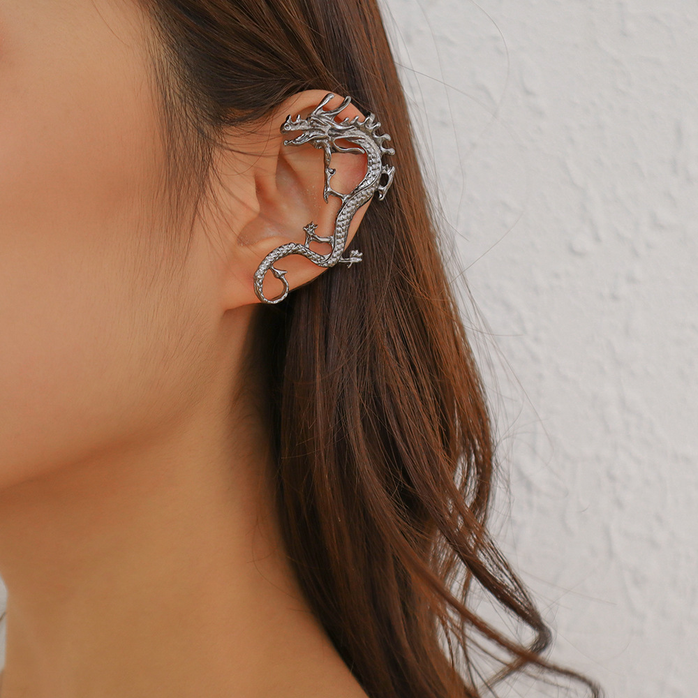 ORIENT DRAGON EAR ORNAMENT