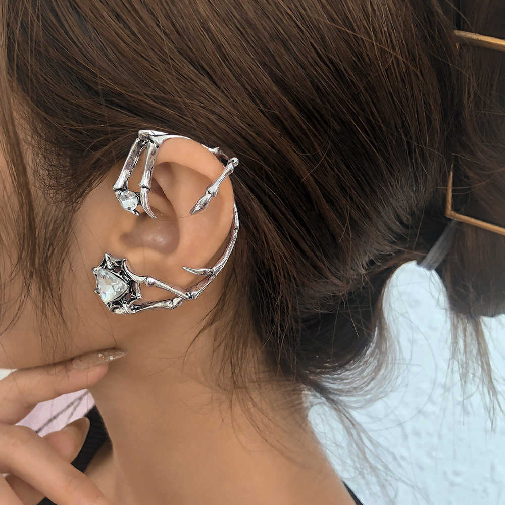 BONE CLAW EAR ORNAMENT